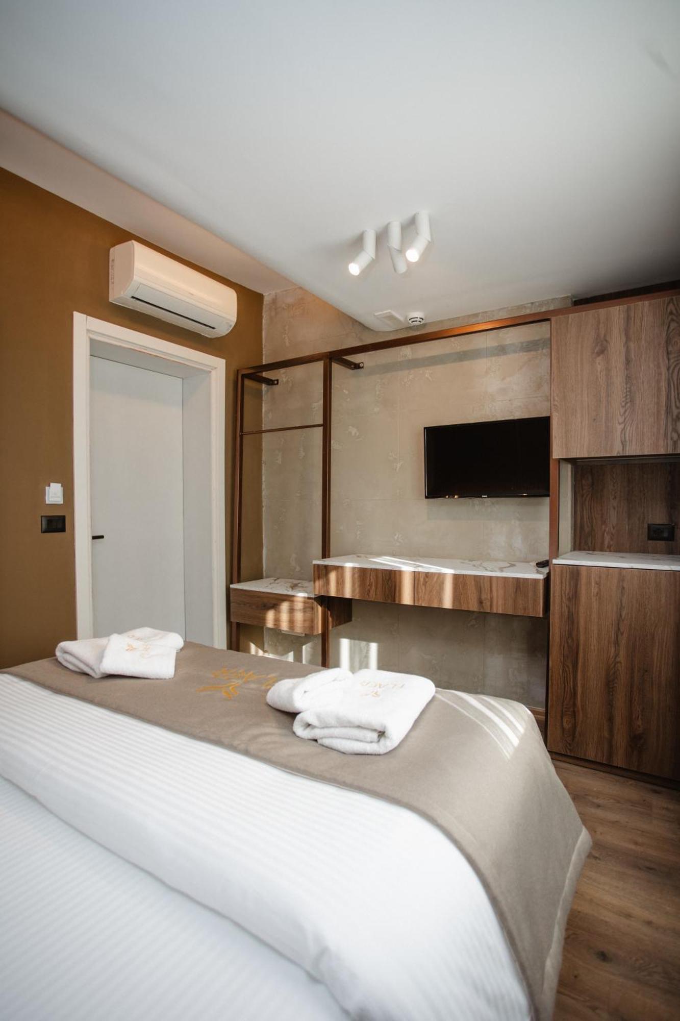 Hotel Flaer Shkoder Bagian luar foto